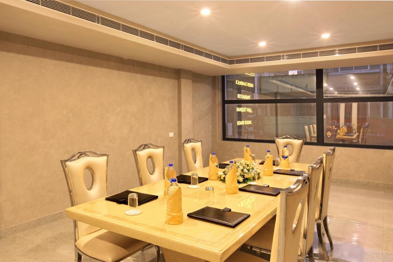 Hotel Prince Kāladi 外观 照片
