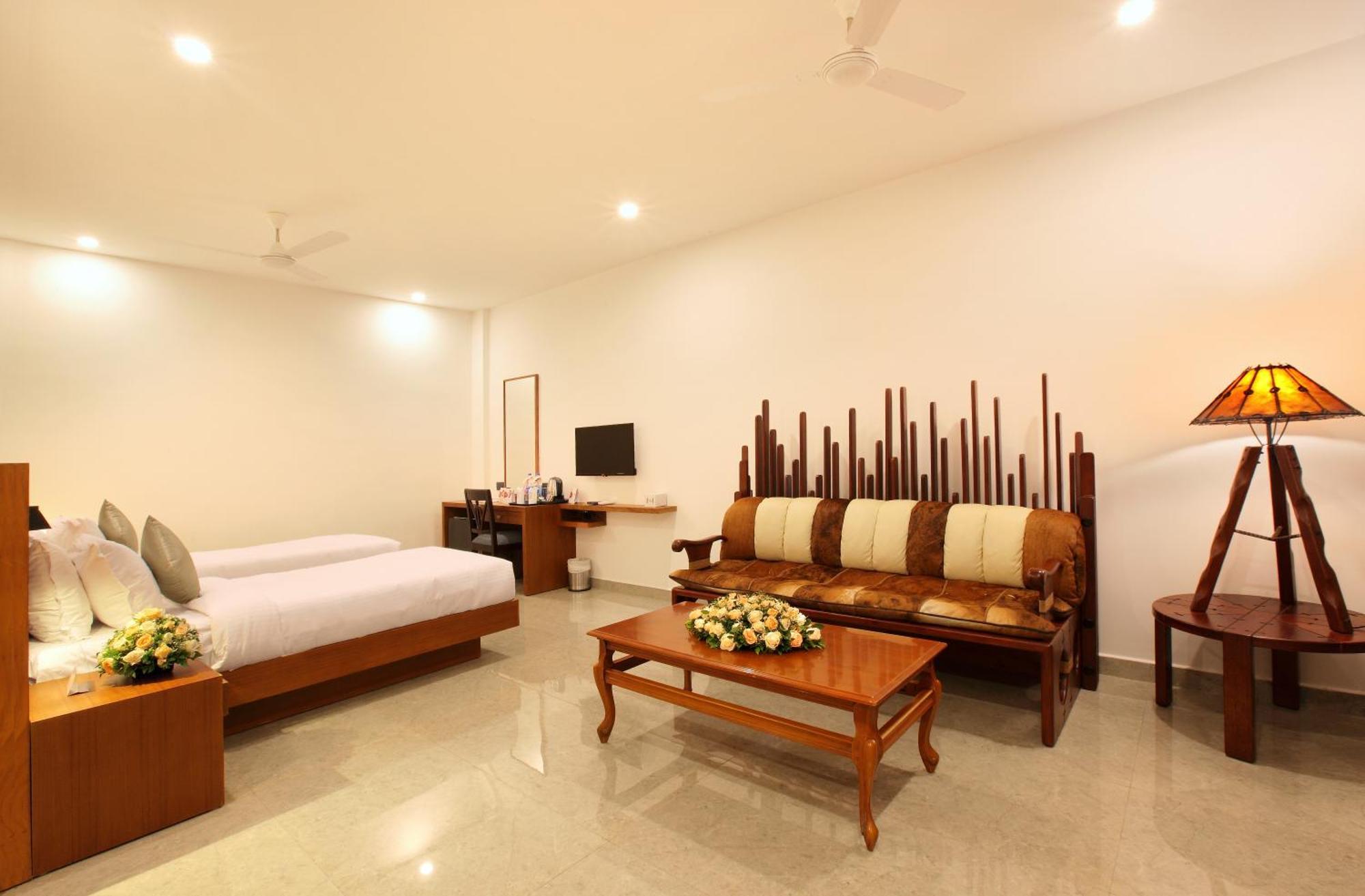 Hotel Prince Kāladi 外观 照片